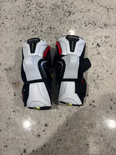 BRAND NEW Intermediate Large Bauer Vapor Hyperlite Elbow Pads