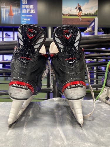 Junior Bauer Vapor X2.5 Hockey Skates Regular Width Size 4 (Used)