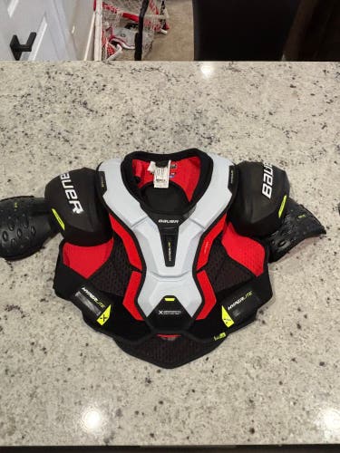 BRAND NEW Men's Large Intermediate Bauer Vapor Hyperlite Shoulder Pads