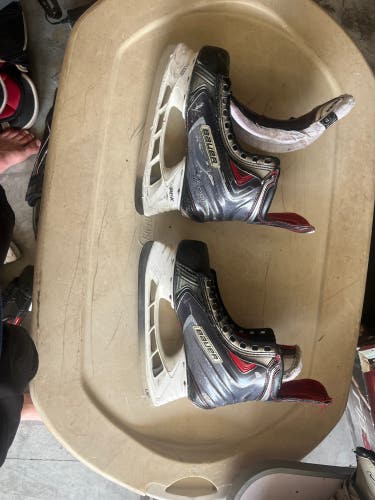 2014 Bauer Vapor APX2 Hockey Skates Regular Width Size 4.5 (Used)