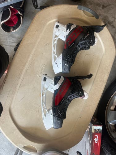 2023 CCM JetSpeed FT680 Hockey Skates Wide Width Size 5.5 (Used)