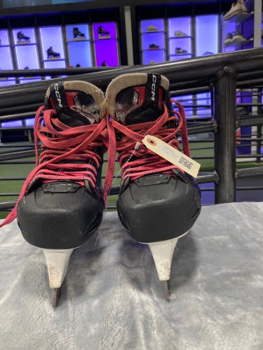 Senior CCM EFlex 6.9 Hockey Goalie Skates Regular Width 9.5 (Used)