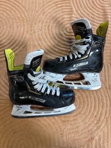 Junior Bauer Supreme S29 Hockey Skates Extra Wide Width Size 3 (Used)