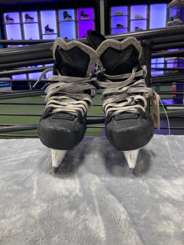 Junior CCM Tacks AS580 Hockey Skates Wide Width Size 3 (Used)