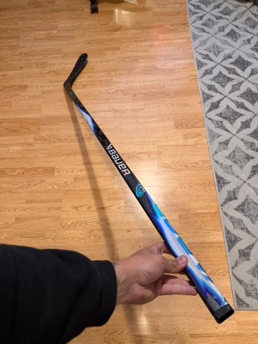 Senior Bauer Vapor Flylite Right Handed Hockey Stick P92 77 Flex (Used)