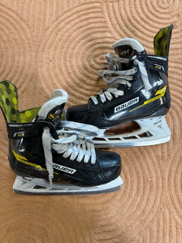 Intermediate Bauer Supreme M3 Hockey Skates Regular Width Size 5 (Used)