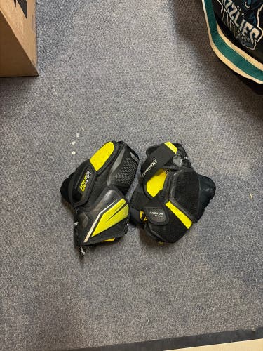 Junior Medium Bauer Supreme Ultrasonic Elbow Pads (New)