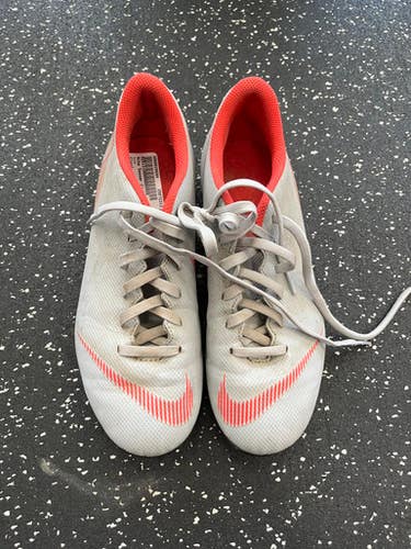 Used Nike Soccer Cleats Grey Junior 05.5 11849-s000029884