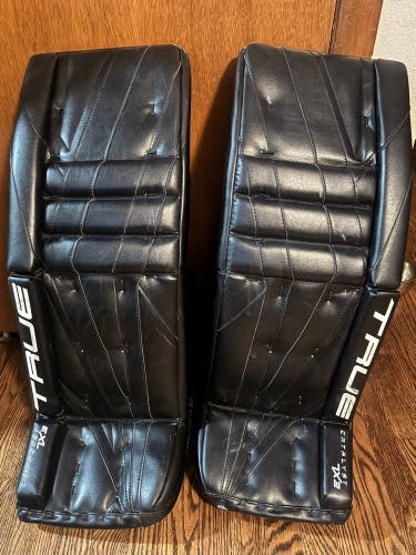 33" True Catalyst 7X3 Goalie Leg Pads (Used)