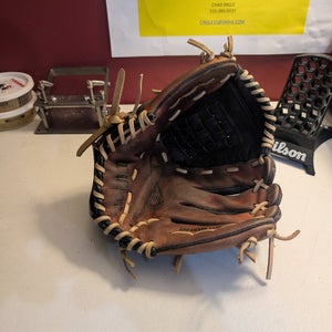 Pitcher's RH Wilson Baseball Glove 12" (Used)