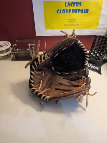 Pitcher's RH Wilson Baseball Glove 12" (Used)