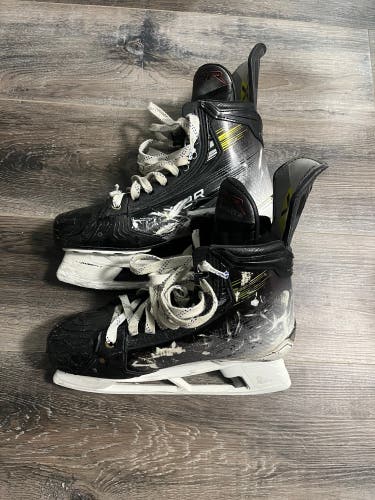 Black 2023 Bauer Vapor Hyperlite 2 Hockey Skates 8.5 (Used)