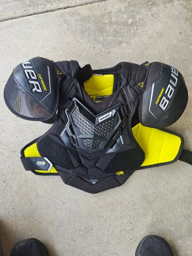 Men's Medium Junior Bauer Supreme 3S Pro Shoulder Pads (Used)