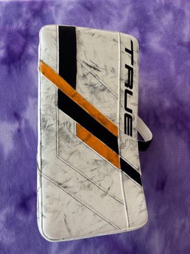 White Intermediate True HZRDUS 7x4 Goalie Blocker Regular (Used)
