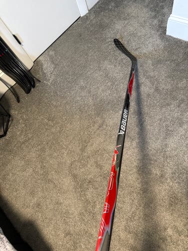 Intermediate Bauer Vapor Flylite Left Hand Hockey Stick P28 65 Flex (New)