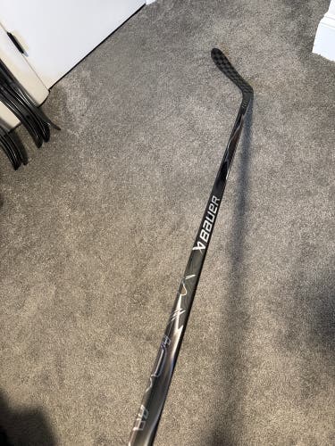 Intermediate Bauer Vapor Flylite Left Hand Hockey Stick P28 65 Flex (New)
