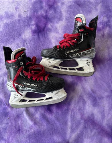 Intermediate Bauer Vapor 3X Hockey Skates Regular Width Size 4 (Used)