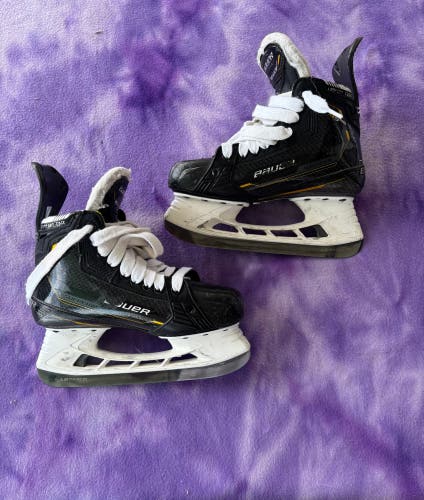 Intermediate Bauer Supreme M5 Pro Hockey Skates Size 5 (Used)