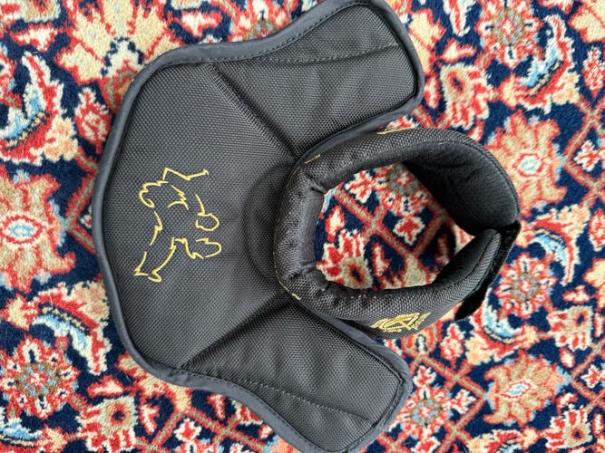 Vaughn VPC-7000 youth neck guard (used)