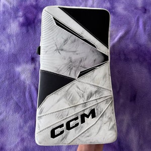 White Senior CCM Axis 2.9 Goalie Gloves & Blockers Regular (Used)