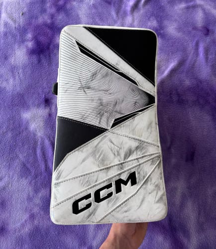 White Senior CCM Axis 2.9 Goalie Gloves & Blockers Regular (Used)