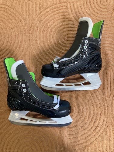 Intermediate Bauer XLS Hockey Skates Regular Width Size 4 (New)