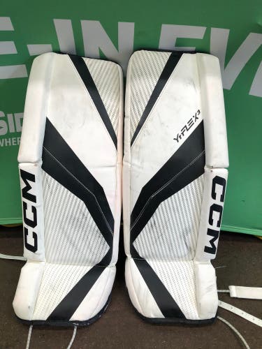 26" Youth CCM YTFLEX 3 Goalie Leg Pads (Used)