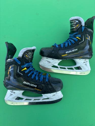 Junior Bauer Supreme M5 Pro Hockey Skates Regular Width Size 3.5