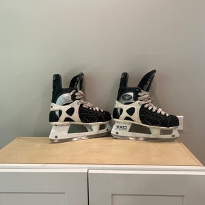 Black CCM Super Tacks 652 Hockey Skates Regular Width 7.5 (Used)