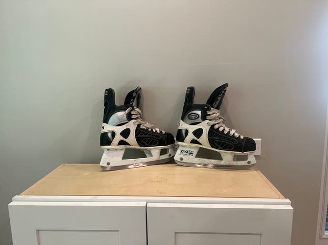 Black CCM Super Tacks 652 Hockey Skates Regular Width 7.5 (Used)