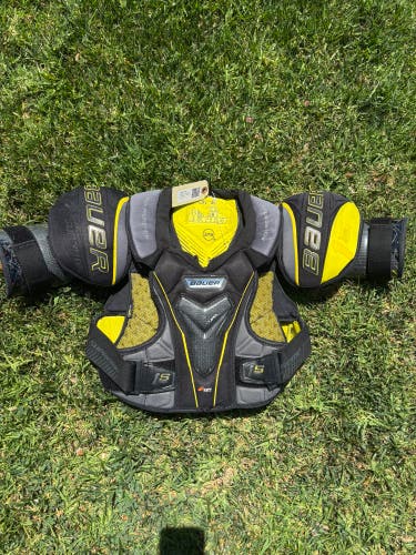 Medium Senior Bauer Supreme 1S Shoulder Pads