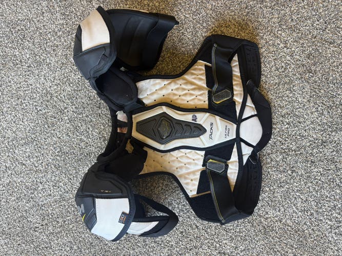 Medium Senior CCM Tacks Pro Shoulder Pads (Used)