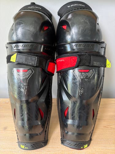 Intermediate Bauer Vapor 14" Shin Pads (Used)