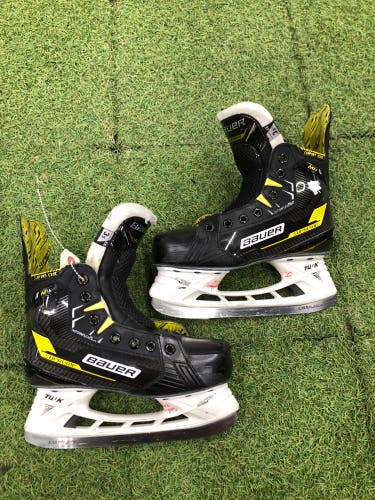 Junior Bauer Supreme M4 Hockey Skates Extra Wide Width Size 3.5 (Used)