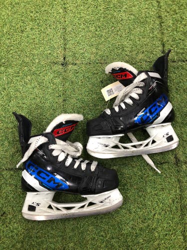 Junior CCM JetSpeed FT680 Hockey Skates Regular Width Size 2 (Used)
