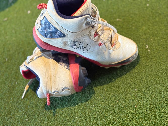 Kid's 5.5Y (Big Kids / Youth) Youth Under Armour High Top Molded Cleats (Used)