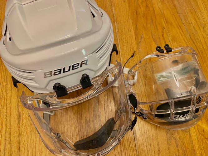 Bauer Re-Akt 200 Helmet Medium 6 7/8-7 3/8 with 2 Visors ( Jr and Sr )