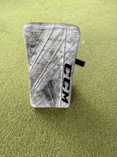 CCM Extreme Flex Blocker Intermediate E5.9 Full Right (Used)