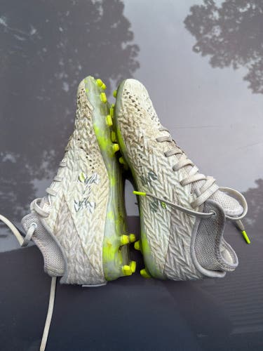 White Men's Size M 7.0 (W 8.5) Adult Under Armour Molded Cleats Cleats (Used)