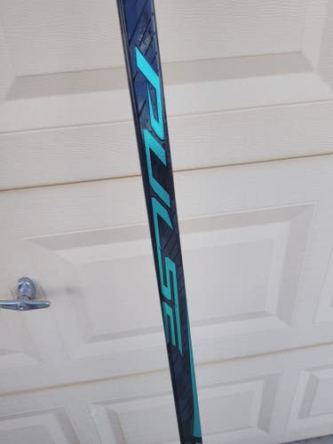 Senior Bauer Pulse Right Handed Hockey Stick P28 70 Flex