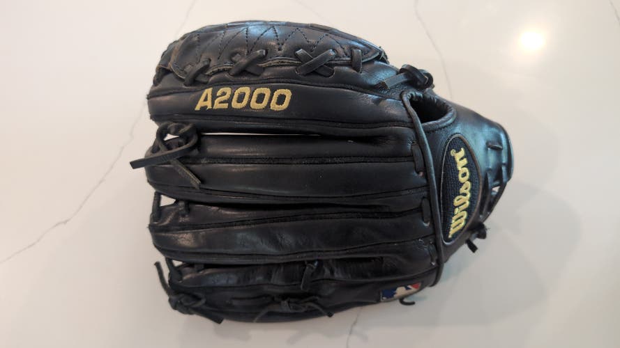 Wilson RH Pitcher's A2000 Baseball Glove 12" (Used)