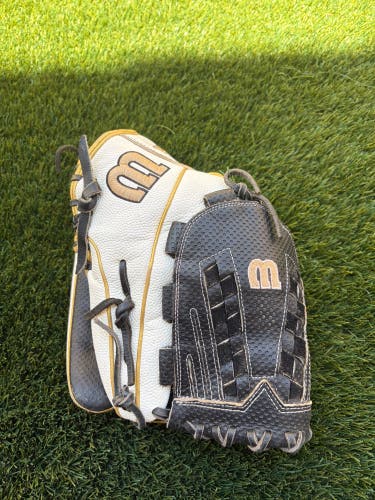 Wilson A2000 Softball Glove