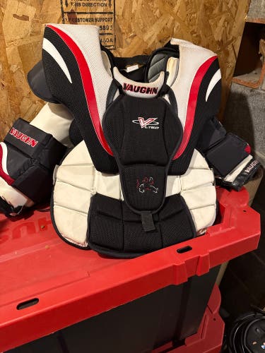 Large Vaughn Ventus LT60 Goalie Chest Protector (Used)