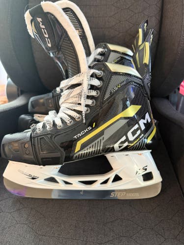 CCM AS-V Pro Hockey Skates Wide Width 6.5 (Used)