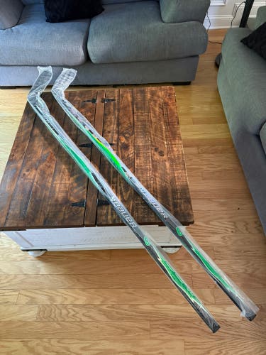 2 Green Senior Bauer Vapor Flylite Right Hand Hockey Stick 77 Flex Hossa Curve Custom/Pro Stock-New