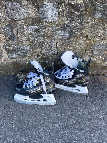 Black/Yellow 2024 Bauer Supreme M40 Hockey Skates Regular Width Size 3.5 (Used)