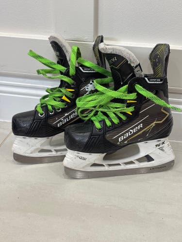 2024 Bauer Supreme M40 Hockey Skates Extra Wide Width Size 1 (Used)
