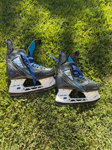 2021 True TF9 Hockey Skates Regular Width Size 3.5 (Used)