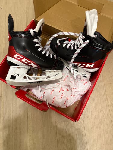 CCM JetSpeed FT485 Hockey Skates Regular Width Size 2.5 (New)