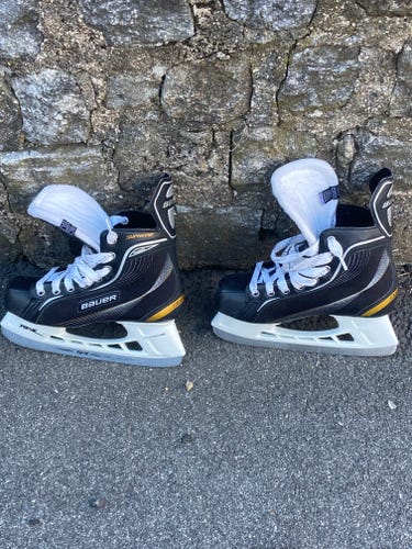 Black 2010 Bauer Supreme One20 Hockey Skates Regular Width Size 4 (Used)